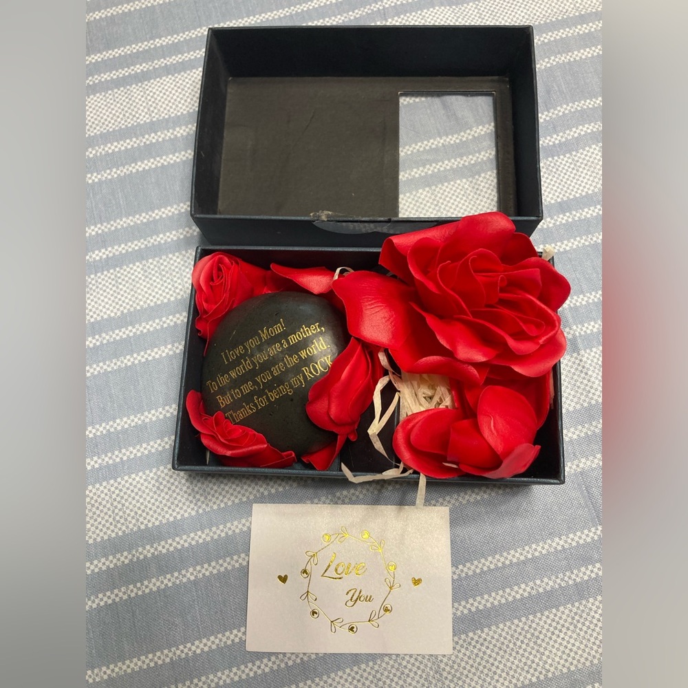 💛TODAY***$13***NWT LOVE “I love you Mom!” engraved paperweight stone.